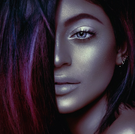 Kylie Jenners photo shows her doing blackface. 