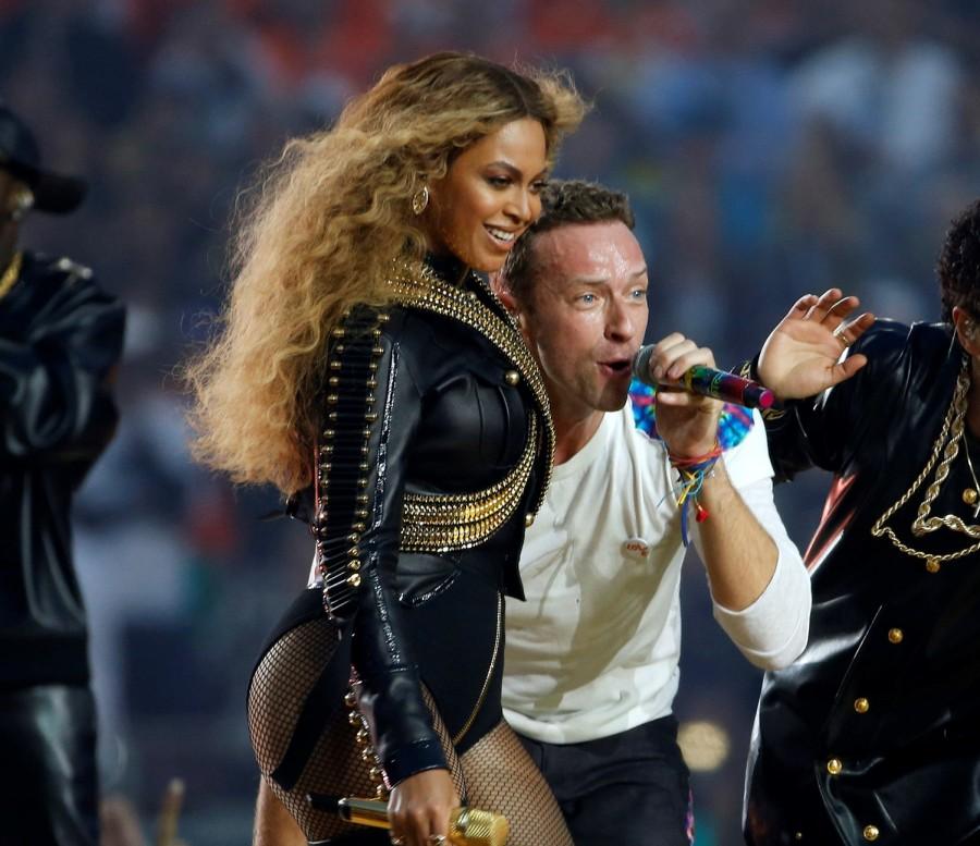 Beyonce, left, sings with Chris Martin of Coldplay and Bruno Mars, right, during the halftime show at Super Bowl 50 at Levis Stadium in Santa Clara, Calif., on Sunday, Feb. 7, 2016. (Nhat V. Meyer/Bay Area News Group/TNS)