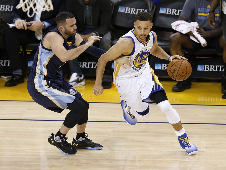 The Golden State Warriors' Stephen Curry (30) works off the dribble against the Memphis Grizzlies' Jordan Farmar in the third quarter at Oracle Arena in Oakland, Calif., on Wednesday, April 13, 2016. (Nhat V. Meyer/Bay Area News Group/TNS)