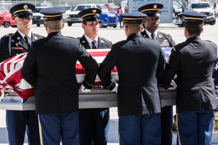 U.S.+army+remove+the+casket+of+Sgt.+Sowell%2C+draped+in+the+American+flag%2C+from+the+Delta+flight.