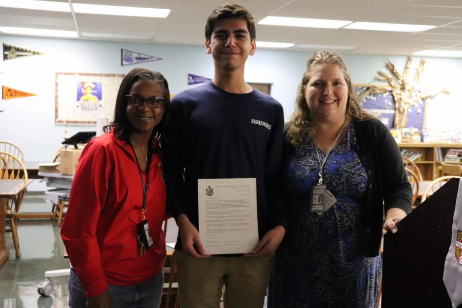 Ricardo Rios receiving the AICE scholar award. 