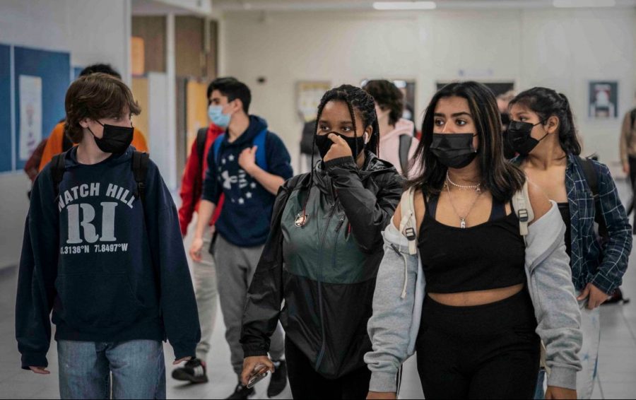 High school students walking to their classes during the COVID-19 pandemic.