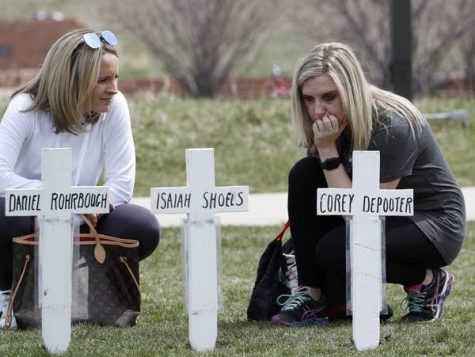 Columbine High School graduates taking a moment to honor the lives of the students murdered in the 1999 shooting on the 20th anniversary.