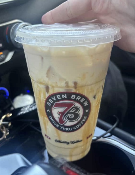 A picture of the banana pudding Blondie from 7 brew.